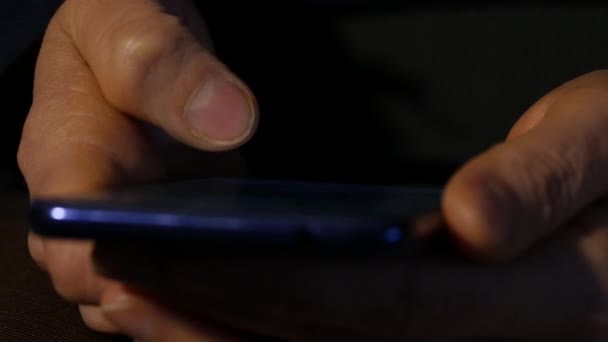 Женские пальцы на сенсорном экране смартфона. девушка просматривает интернет. 4K — стоковое видео