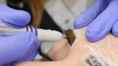 Genç güzel kadın Başlarken kaşları dövme. kalıcı makyaj Güzellik Salonu kaşları için. 4k