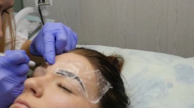 profesyonel kaş kalıcı makyaj. yakın çekim kaşları dövme. ağır çekim