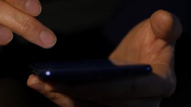 Bayan parmak yakından gece smartphone kullanarak. bir cep telefonu internet tarama kız. ağır çekim