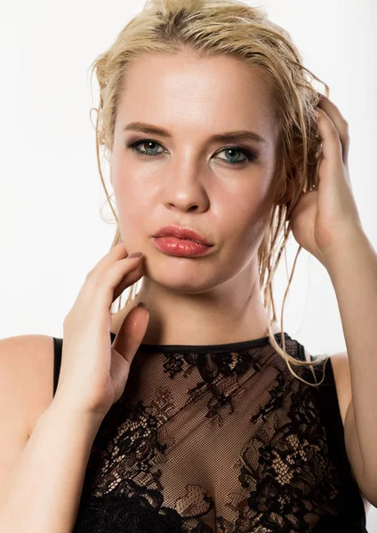 Glamor beautiful blonde girl with wet hair and skin. Bright makeup and plump lips with a damp effect. — Stock Photo, Image