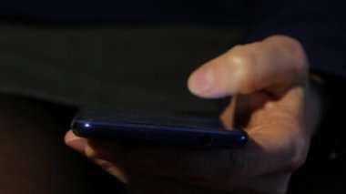 kadının parmak dokunmatik ekran smartphone üzerinde. online alışveriş için internet tarama kız. 4k