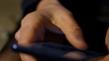 kadının parmak dokunmatik ekran smartphone üzerinde. online alışveriş için internet tarama kız. ağır çekim