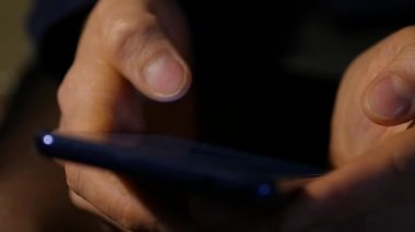 kadının parmak dokunmatik ekran smartphone üzerinde. online alışveriş için internet tarama kız. ağır çekim