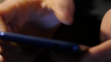 kadının parmak dokunmatik ekran smartphone üzerinde. online alışveriş için internet tarama kız. 4k