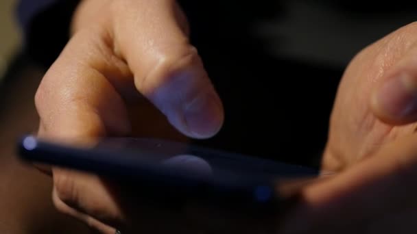 Женские пальцы на сенсорном экране смартфона. девушка просматривает Интернет для онлайн-покупок. замедленное движение — стоковое видео
