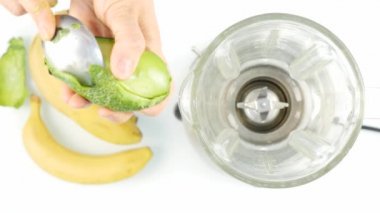 Kadın bir avokado smoothies coctel hazırlık için soyulmuş. 4k