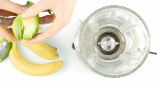 Женщина очистила авокадо для приготовления коктейлей из коктеля. 4K — стоковое видео