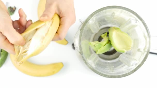 Женщина готовит банан для смузи, 4К — стоковое видео