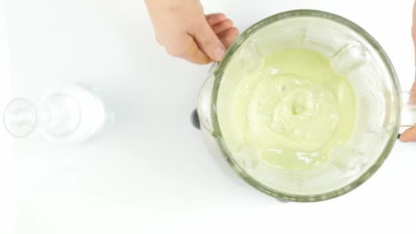 Wanita membuat koktail buah di blender, smoothie persiapan. 4K — Stok Video