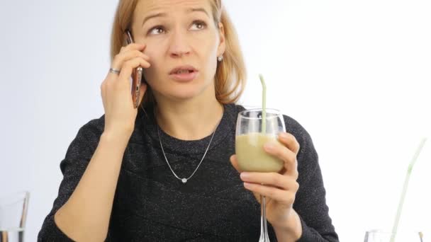 Donna beve frullato disintossicante vegetale. Fitness e stile di vita sano concetto. 4K — Video Stock