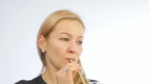 Mujer bebe cóctel de verduras y frutas. desintoxicación smoothie, concepto de estilo de vida saludable. 4K — Vídeo de stock