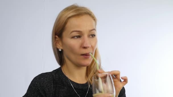 Femme boit smoothie désintoxication, concept de mode de vie sain. cocktail de légumes et fruits. au ralenti — Video