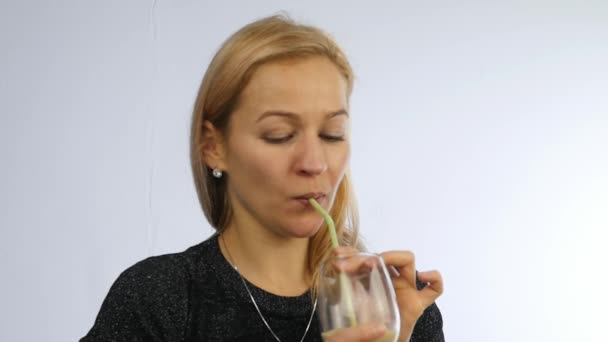 Vrouw drinkt detox smoothie, gezonde levensstijl concept. cocktail van groente- en fruitsector. Slow motion — Stockvideo