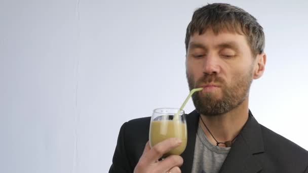 Homme barbu boit smoothie de désintoxication, concept de mode de vie sain. cocktail de légumes et fruits. au ralenti — Video