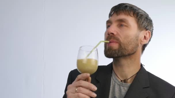 Bebaarde man drinkt detox smoothie, gezonde levensstijl concept. cocktail van groente- en fruitsector. Slow motion — Stockvideo