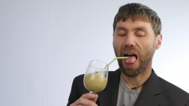 Bearded man drinks cocktail from vegetable and fruit. detox smoothie, healthy lifestyle concept. slow motion — Stock Video