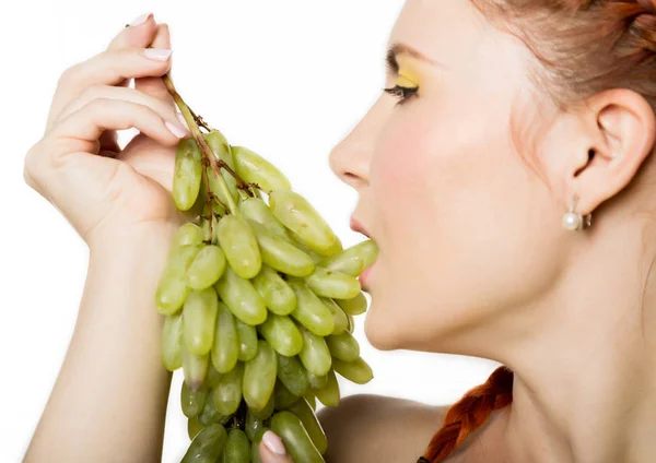 Hermosa pelirroja lame uvas. concepto de alimentación saludable — Foto de Stock