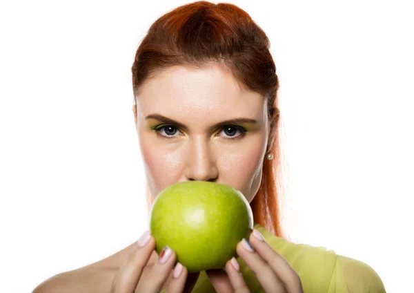 Divertida pelirroja sosteniendo manzana verde. concepto de estilo de vida saludable — Foto de Stock