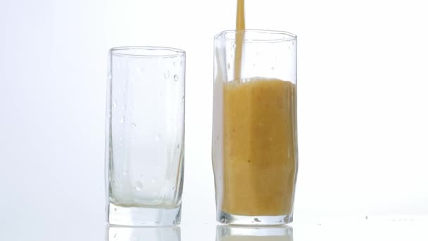 Smoothies από το λαχανικό και φρούτο στο ποτήρι για το πόσιμο υγιείς έννοια. 4k — Αρχείο Βίντεο