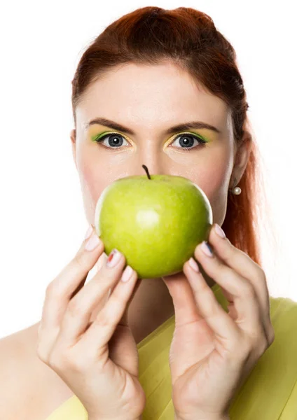 Divertida pelirroja sosteniendo manzana verde. concepto de estilo de vida saludable — Foto de Stock