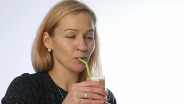 Blonde vrouw plantaardige dranken en fruit detox smoothie. Fitness en gezonde levensstijl concept. 4k — Stockvideo
