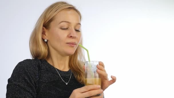 Mujer rubia bebe cóctel de frutas, batido de desintoxicación. Concepto de fitness y estilo de vida saludable. cámara lenta — Vídeo de stock