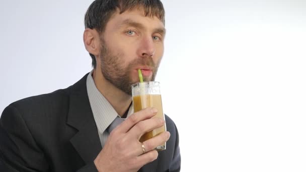 Бородатий бізнесмен має здоровий обід, хлопець п'є овочеві коктейлі. повільний рух — стокове відео