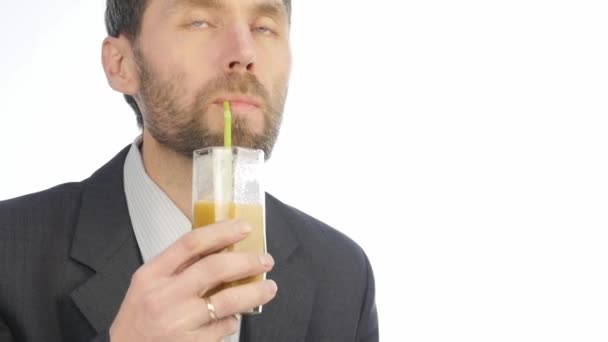 Homem de negócios barbudo a almoçar saudável, ele bebe batidos de vegetais. 4K — Vídeo de Stock