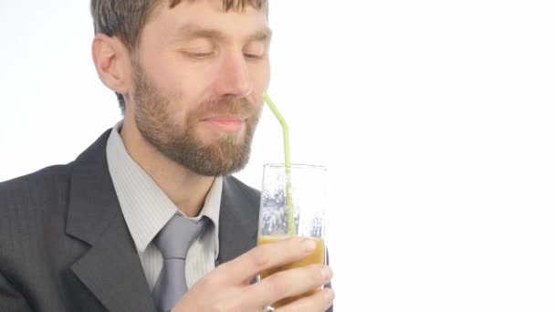 Barbudo hombre de negocios bebidas desintoxicación smoothie, concepto de estilo de vida saludable. cóctel de verduras y frutas. 4K — Vídeo de stock