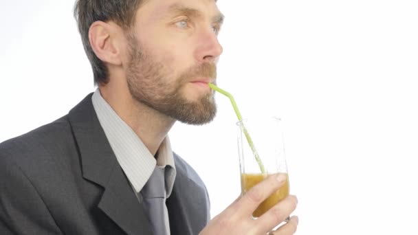 ひげを生やしたビジネスマンの健康的なランチを食べて野菜のスムージーを飲む男。4 k — ストック動画