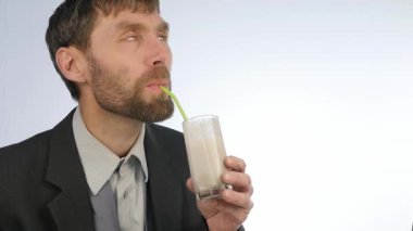 sakallı işadamı içecekler detoks güler yüzlü, sağlıklı yaşam konsepti. sebze ve meyve kokteyl. ağır çekim