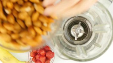 badem sütü bir blender içinde malzemeyi karıştırma kokteyl hazırlanması. sağlıklı yaşam konsepti. 4k