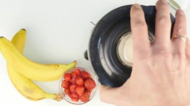 badem sütü bir blender içinde malzemeyi karıştırma kokteyl hazırlanması. sağlıklı yaşam konsepti. 4k