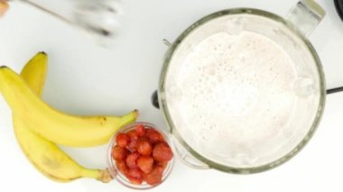 badem sütü bir blender içinde malzemeyi karıştırma kokteyl hazırlanması. sağlıklı yaşam konsepti. 4k