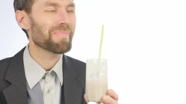髭の男は飲むデトックス スムージー 健康的なライフ スタイルのコンセプトです フルーツ カクテル — ストック動画