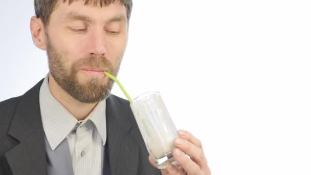 Skäggiga affärsman drycker detox smoothie, hälsosam livsstilskoncept. cocktail från grönsaker och frukt. 4k — Stockvideo