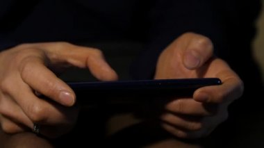 Yakın çekim kadının elleri smartphone işaretleme online iş için internet tarama kullanır. kadın bir cep telefonu kullanır. ağır çekim