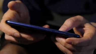 kadının parmak dokunmatik ekran smartphone üzerinde. online alışveriş için internet tarama kız. 4k