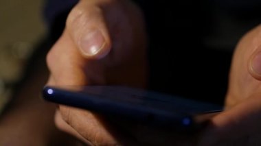 Bayan parmak yakından gece smartphone kullanarak. bir cep telefonu internet tarama kız. ağır çekim