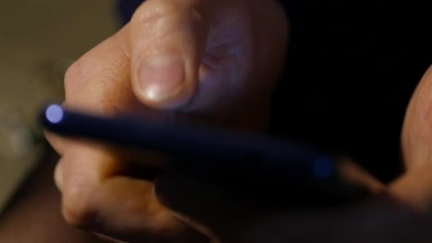Close-up womans hands utiliza el teléfono inteligente que navega por Internet para el marcado de negocios en línea. mujer utiliza un teléfono móvil. cámara lenta — Vídeo de stock