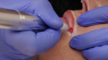 güzel genç kız Başlarken dövme. profesyonel dövmeci kalıcı hale getirme makyaj. ağır çekim