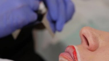 Dudaklarından kalıcı makyaj uygulamak güzellik uzmanı. Kalıcı makyaj. ağır çekim