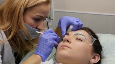 profesyonel kaş kalıcı makyaj. yakın çekim kaşları dövme. ağır çekim