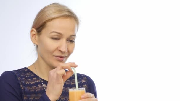 Blonde vrouw drinkt fruit cocktail, detox smoothie. Fitness en gezonde levensstijl concept. 4k — Stockvideo