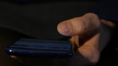 Yakın çekim kadının elleri smartphone işaretleme online iş için internet tarama kullanır. kadın bir cep telefonu kullanır. 4k