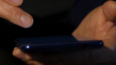 kadının parmak dokunmatik ekran smartphone üzerinde. online alışveriş için internet tarama kız. 4k