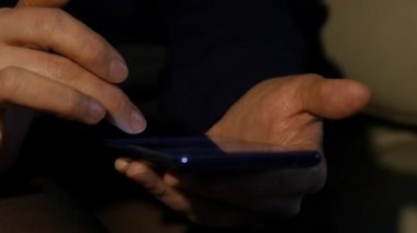 Bayan parmak yakından gece smartphone kullanarak. bir cep telefonu internet tarama kız. ağır çekim