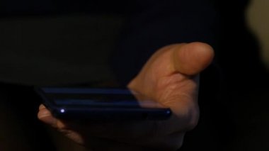Yakın çekim kadının elleri smartphone işaretleme online iş için internet tarama kullanır. kadın bir cep telefonu kullanır. ağır çekim