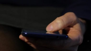 kadının parmak dokunmatik ekran smartphone üzerinde. online alışveriş için internet tarama kız. 4k